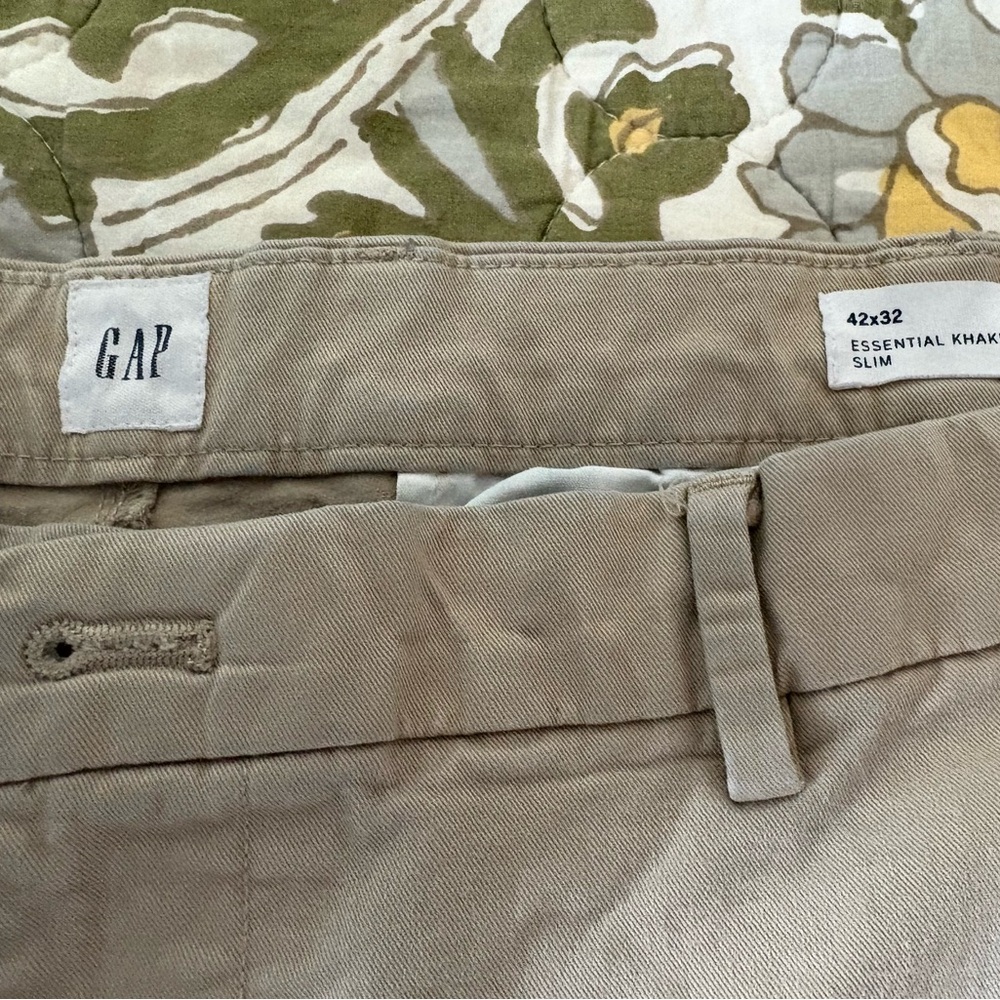 GAP Men's Essential Khaki Slim Pants - Tan 42/32